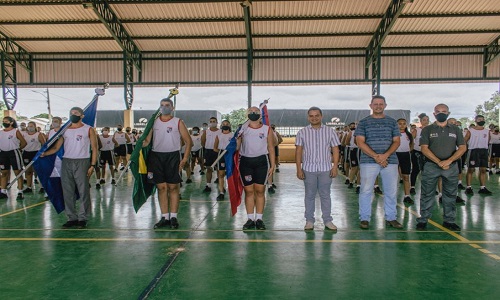 Governo de Confresa e Câmara de Vereadores entregam bandeiras à Escola Militar Tiradentes do município